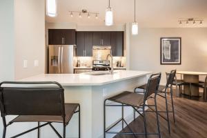A cozinha ou kitchenette de Landing Modern Apartment with Amazing Amenities (ID1779X54)