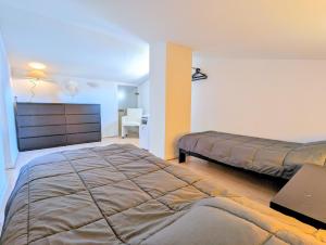 - une chambre avec 2 lits et un bureau dans l'établissement Appartement T4/parking privé/wifi/50m de la plage, au Cap d'Agde