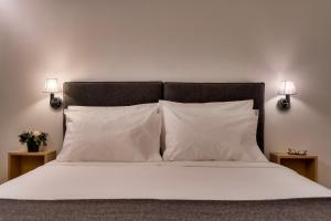 Кровать или кровати в номере Hotel Adonis Athens