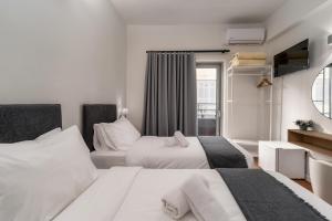 Кровать или кровати в номере Hotel Adonis Athens