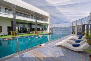 Bazén v ubytovaní IRIS HEAVEN'Z by Radha Rani Resort alebo v jeho blízkosti