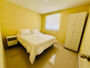 een kleine slaapkamer met een bed en een raam bij Casa 4 habitaciones 1 baño in Talca