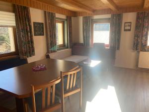 a dining room with a table and chairs in a room at Gemütliche, geräumige Familienunterkunft - Stofbauer in Rangersdorf