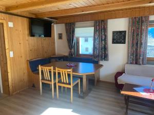 ein Wohnzimmer mit einem Tisch und einem Sofa in der Unterkunft Gemütliche, geräumige Familienunterkunft - Stofbauer in Rangersdorf