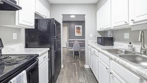 Landing Modern Apartment with Amazing Amenities (ID1002X045) tesisinde mutfak veya mini mutfak