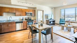 uma cozinha e sala de estar com mesa e cadeiras em Landing Modern Apartment with Amazing Amenities (ID7430X94) em Loveland