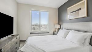um quarto com uma cama e uma grande janela em Landing Modern Apartment with Amazing Amenities (ID7430X94) em Loveland