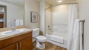 uma casa de banho com um lavatório, um WC e um chuveiro em Landing Modern Apartment with Amazing Amenities (ID7430X94) em Loveland