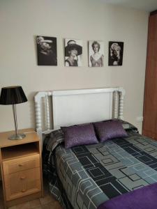 ブロンチャレスにある3 bedrooms apartement at Bronchalesのベッドルーム1室(ベッド1台付)が備わります。壁には絵画が飾られています。