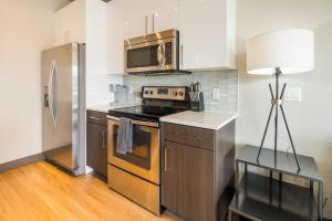 O bucătărie sau chicinetă la Landing Modern Apartment with Amazing Amenities (ID1959)