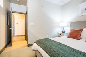 1 dormitorio con 1 cama y puerta que da a un pasillo en Landing Modern Apartment with Amazing Amenities (ID1959) en Denver