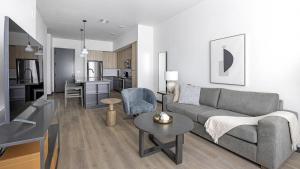 - un salon avec un canapé et une table dans l'établissement Landing Modern Apartment with Amazing Amenities (ID9728X32), à Scottsdale