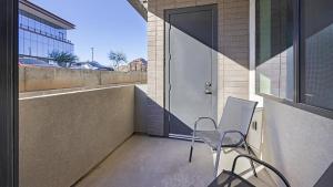 - un balcon avec une porte et 2 chaises dans l'établissement Landing Modern Apartment with Amazing Amenities (ID9728X32), à Scottsdale