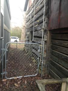 ein Tor an der Seite eines Gebäudes in der Unterkunft Cozy and Peaceful Tiny House on a 100-acre Farm in Lewisville