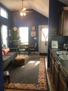een woonkamer met een bank en een tafel bij Cozy and Peaceful Tiny House on a 100-acre Farm in Lewisville