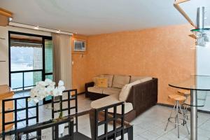 a living room with a couch and a table at Apartamento Porto Real Angra Dos Reis in Mangaratiba