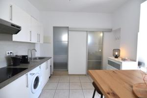 Kuchyňa alebo kuchynka v ubytovaní RNET - Casa del Sol Roses Costa Brava