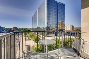 un balcón con mesa y sillas y un edificio en Landing Modern Apartment with Amazing Amenities (ID1963) en Denver