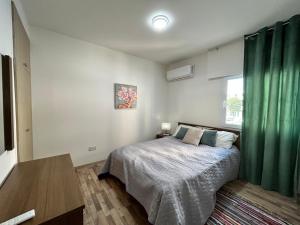 City Harmony في نيقوسيا: غرفة نوم بسرير وستارة خضراء