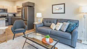 Il comprend un salon avec un canapé bleu et une cuisine. dans l'établissement Landing Modern Apartment with Amazing Amenities (ID2709X55), à Salt Lake City