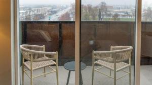duas cadeiras e uma mesa em frente a uma janela em Landing Modern Apartment with Amazing Amenities (ID2709X55) em Salt Lake City