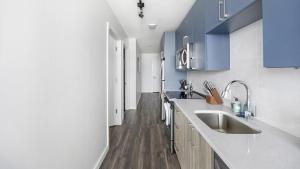 Køkken eller tekøkken på Landing Modern Apartment with Amazing Amenities (ID7407X75)