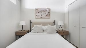 En eller flere senge i et værelse på Landing Modern Apartment with Amazing Amenities (ID7407X75)