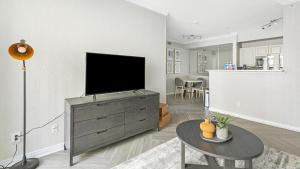 TV a/nebo společenská místnost v ubytování Landing Modern Apartment with Amazing Amenities (ID1242X397)