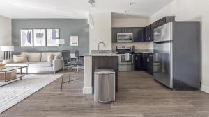 Ett kök eller pentry på Landing Modern Apartment with Amazing Amenities (ID1167X770)