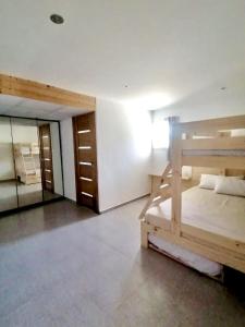 een slaapkamer met 2 stapelbedden en een spiegel bij Catalunya Casas Ultimate tranquility in rural Costa Brava! in Tordera