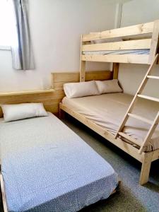 een slaapkamer met 2 stapelbedden en een bed bij Catalunya Casas Ultimate tranquility in rural Costa Brava! in Tordera