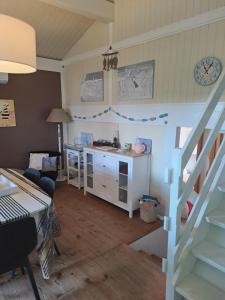 uma sala de estar com uma cozinha e uma escadaria em GASPRO21 - Golfe de Saint-Tropez, chalet californien pour 8 personnes em Gassin