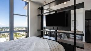 Landing Modern Apartment with Amazing Amenities (ID870) في فورت لاودردال: غرفة نوم مع تلفزيون بشاشة مسطحة و نافذة كبيرة