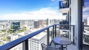 - un balcon avec une table et des chaises dans un bâtiment dans l'établissement Landing Modern Apartment with Amazing Amenities (ID870), à Fort Lauderdale