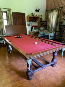 stół do ping ponga w salonie w obiekcie CASA COSSIO w mieście Yerba Buena
