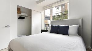 Landing Modern Apartment with Amazing Amenities (ID9822X42) tesisinde bir odada yatak veya yataklar