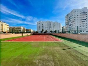 Tennis at/o squash facilities sa GATU DULCE junto playa, terraza, aire acc, parking, piscina o sa malapit