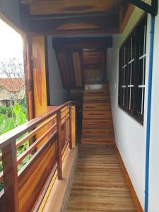 uma escada de madeira que leva a um quarto com varanda em Casa de madera the wooden house em Cabuyao