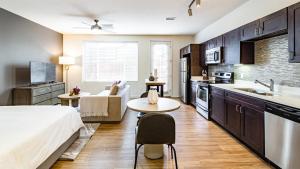 cocina y sala de estar con cama y mesa en Landing Modern Apartment with Amazing Amenities (ID8283X49) en Englewood