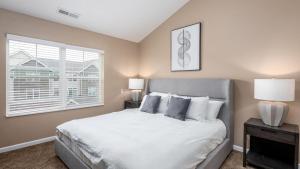 Un dormitorio con una cama grande y una ventana en Landing Modern Apartment with Amazing Amenities (ID8358X13), en Columbus