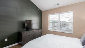 una camera con letto e TV a schermo piatto di Landing Modern Apartment with Amazing Amenities (ID8358X13) a Columbus