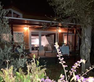 Lakeside Hideaway Cabin في بورصة: منزل مع شرفة في الليل