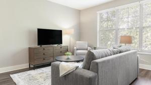 - un salon avec un canapé et une télévision dans l'établissement Landing Modern Apartment with Amazing Amenities (ID9577X84), à Charlotte