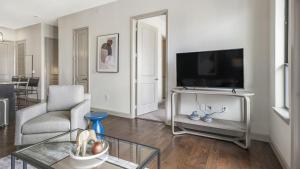uma sala de estar com uma televisão de ecrã plano sobre uma mesa em Landing Modern Apartment with Amazing Amenities (ID9564X38) em Houston