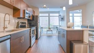 een keuken met een wastafel en een aanrecht bij Landing Modern Apartment with Amazing Amenities (ID8092X98) in Orlando