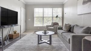 sala de estar con sofá y mesa en Landing Modern Apartment with Amazing Amenities (ID8382X95), en Tulsa