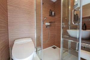 a bathroom with a toilet and a sink at Hotel Ocean BUS Shirahama in Shioura