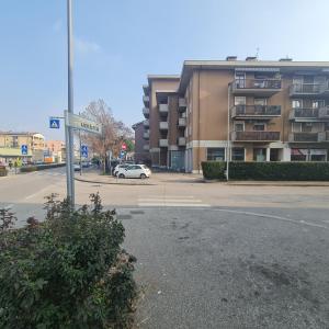 znak uliczny przed budynkiem z samochodem w obiekcie Appartamento Verona in w Weronie