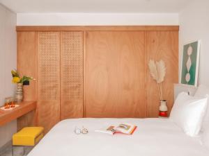 sypialnia z łóżkiem z książką w obiekcie Vertime Les Sables w mieście Les Sables-dʼOlonne