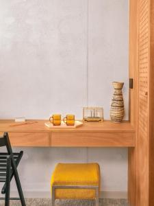 drewniana półka ze stołem i żółtym stołkiem w obiekcie Vertime Les Sables w mieście Les Sables-dʼOlonne